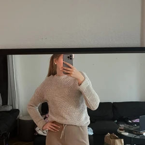 Stickad tröja - En grå fin stickad tröja🌸  Endast använd ett fåtal gånger