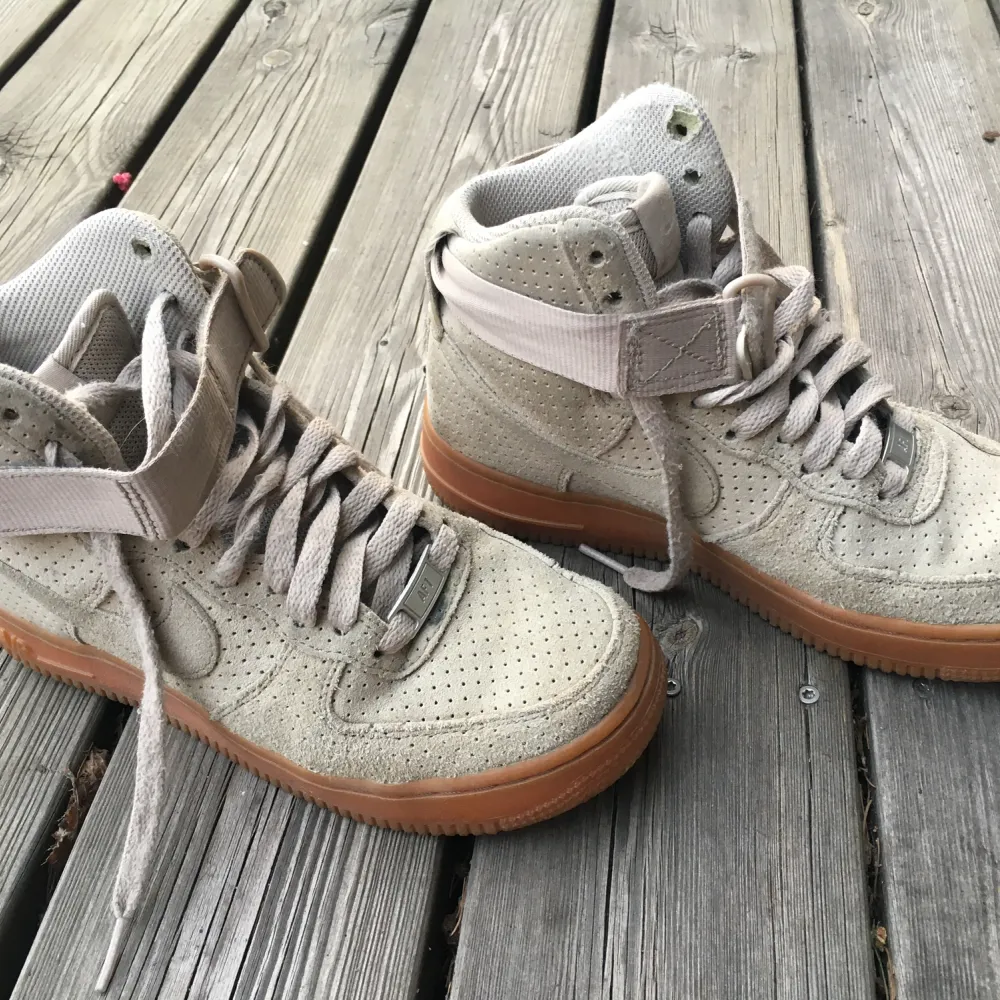 Nike airforce i beige mocka. Har haft dem ett tag. De är använda men helt klart inte slut än. Jag har strl 36 och de är något stora på mig. De ska vara strl 37 men passar nog bättre på någon som har 36,5. Skor.