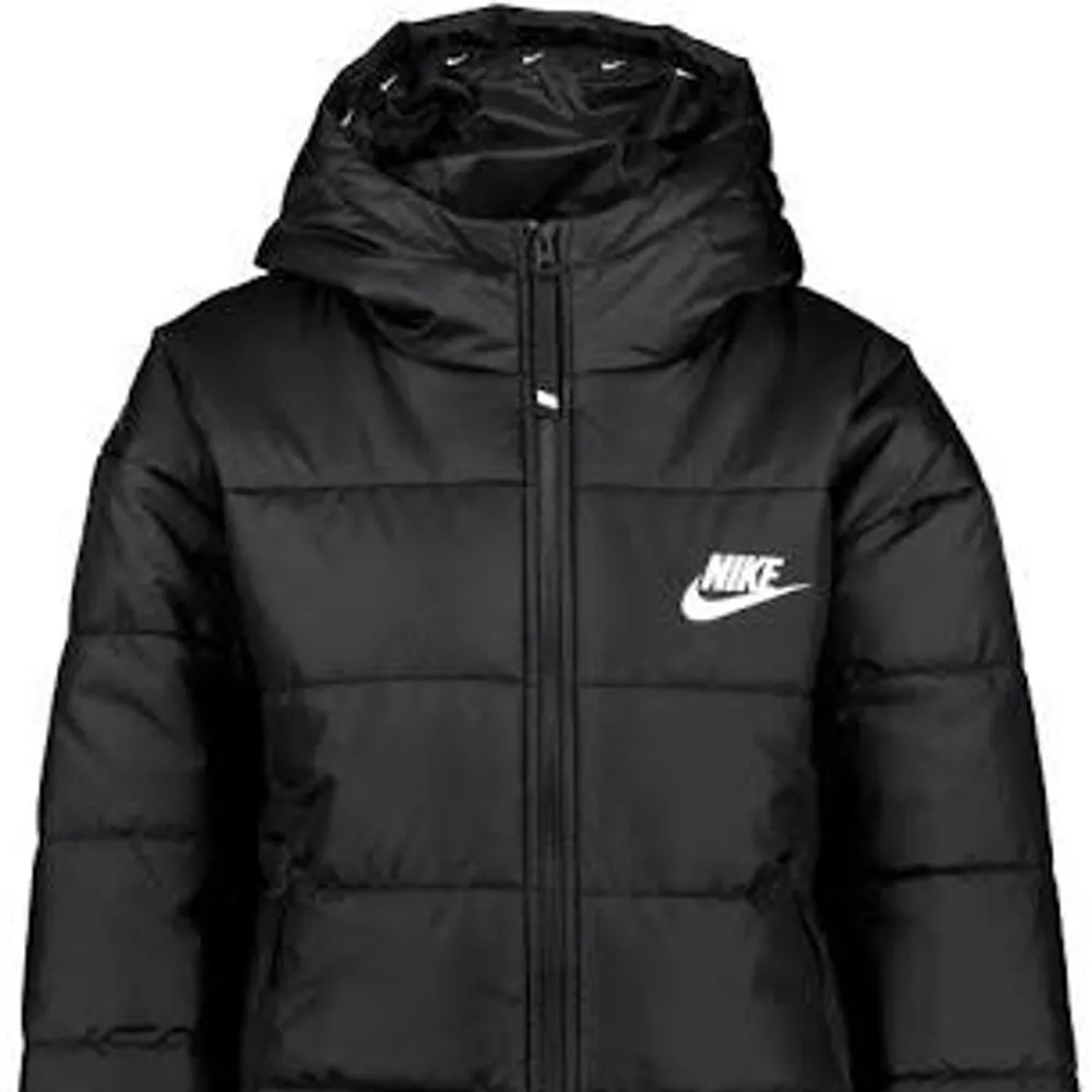 Nike jacka i storlek S. Säljes pågrund av att jag köpt en annan jacka. Nypris 1499 kr mitt pris 1000 kr + frakt. Inte mycket andvänd, köpt förra året. Super snygg och varm jacka 💕💕. Jackor.
