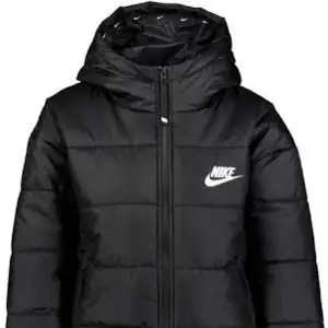 Nike jacka i storlek S. Säljes pågrund av att jag köpt en annan jacka. Nypris 1499 kr mitt pris 1000 kr + frakt. Inte mycket andvänd, köpt förra året. Super snygg och varm jacka 💕💕