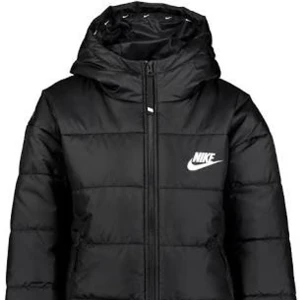 Nike jacka  - Nike jacka i storlek S. Säljes pågrund av att jag köpt en annan jacka. Nypris 1499 kr mitt pris 1000 kr + frakt. Inte mycket andvänd, köpt förra året. Super snygg och varm jacka 💕💕