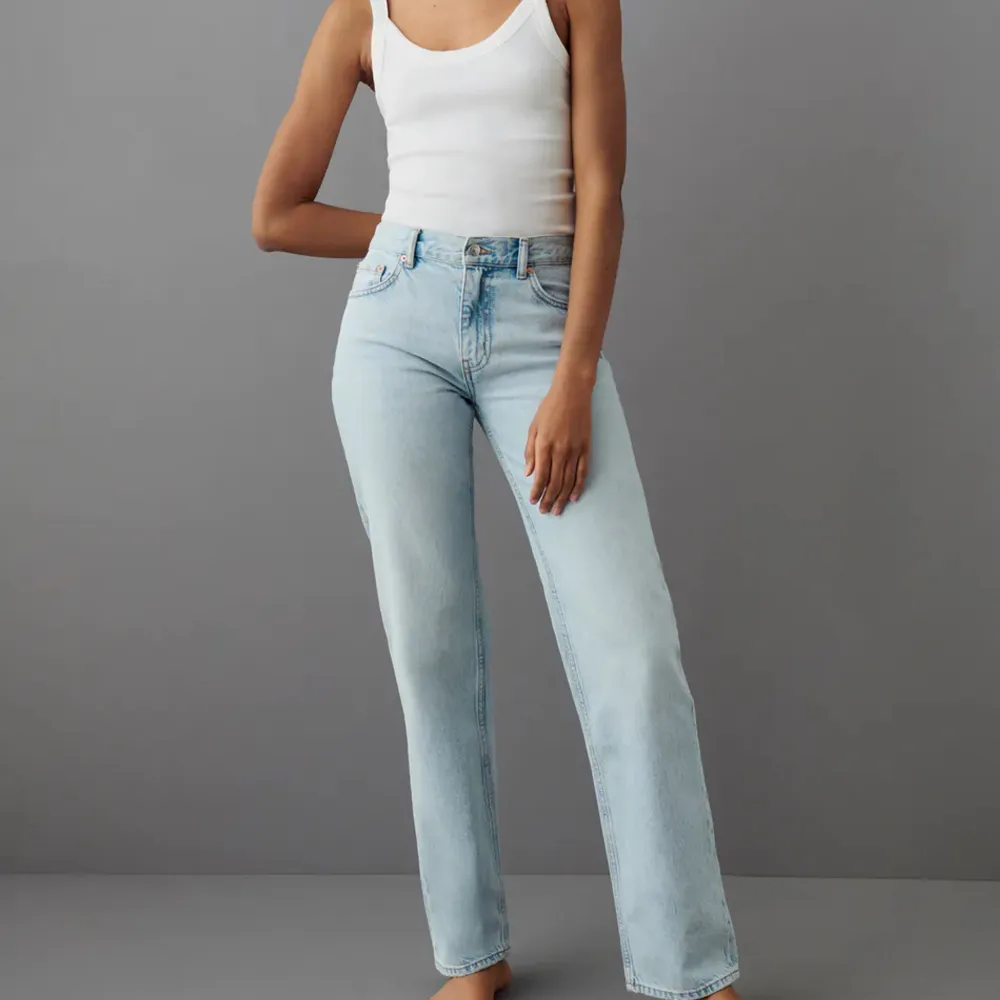 Säljer dessa Jeans eftersom att de inte kommer till användning❣️ nypris 499. Endast använda ett fåtal gånger💓köpare står för frakt❣️. Jeans & Byxor.