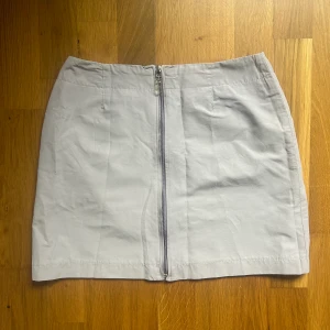 Minikjol med dragkedja  - Supersöt lavendelfärgad minikjol - endast använd 1 gång men inköpt på second hand 