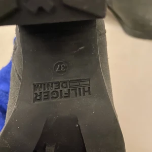 Tommy Hilfiger skor med klack - Sparsamt använda skor med klack från   Tommy Hilfiger. Stl 37. 