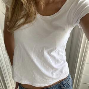 Säljer denna vita t-shirten som aldrig har använts då jag har likande! Nyskick 