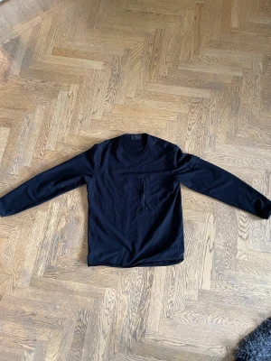 Stone Island Ghost Crewneck - En svart stone island Crewneck från kollektionen ”Ghost” där patchen och necktagen är samma färg som tröjan. Sparsamt använd och i väldigt bra skick. Ny pris ligger runt 2000-2500kr. Om ni behöver nå mer bilder är det bara att skriva!