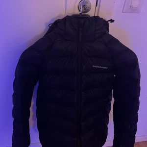 Peakperfomance vinter jacka - Säljer min peak jacka för den är för säljer pga att den är för liten. Använd en vinter. typ nyskick inga hål eller nånting! Köpt för 1800. Kan gå ner till 1000 vid snabb affär !