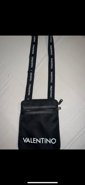 Äkta Valentino väska  - Helt oanvänd och köpt för 600kr. Säljs billigt för endast 350kr