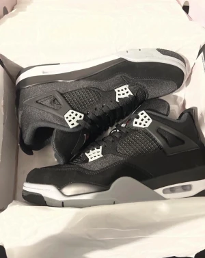 Jordan 4black canvas  - Säljer mina Jordan 4 pga att de är för små för mig 