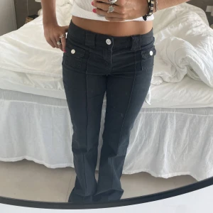Svarta jeans - Svarta slutsålda hm jeans💕💕💘