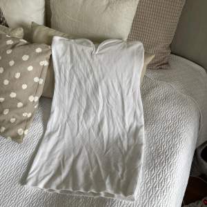 En vit ribbad bandeauklänning från H&M som är använt en gång. 🤍