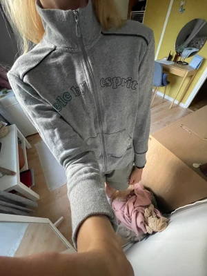 Esprit kofta  - Snygg tracktop kofta från esprit. Står strlk m men sitter som xxs/xs. Fint skick🩶💙