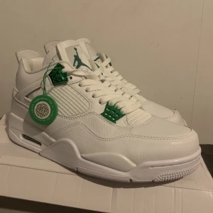 jordan 4 metallic green  - Hej, säljer mina helt oanvända jordan 4  metallic green för att storleken inte passade mig (det var en present så har tyvärr inget kvitto) dom är köpta på stockX och har blivit real checkade men är inte 100% säker på att dom är äkta, därför priset//Robin