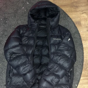 Peak Performance Jacka - Tjena! Säljer nu min sjukt snygga peak performance jacka då jag inte använder den längre. Nypris på denna jacka är runt 3,500. Mitt pris är 1,200 då dragkedjan kan vara lite krånglig ibland men inget större problem. Annars är den helt fel fri🤝🏻