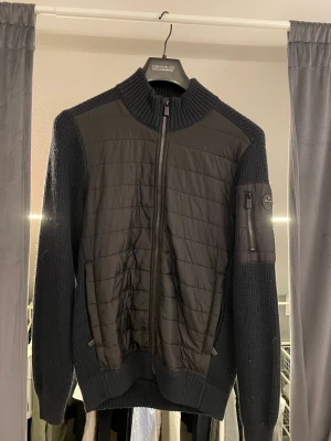 Snoot cardigan - Säljer denna cardigan från Snoot. Köpt på johnells för 2500kr, använt i mindre än 1 år så i bra skick! Kvitto finns! Skriv om funderingar