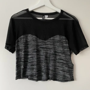 Cropped t-shirt - Melerad topp, snygg till jeans!  Pris går att diskutera 😇