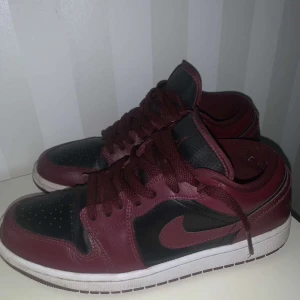 Jordan 1 - Jordan 1 hellt nya vill sälja de för jag beställde fel storlek köpta från JD sport 
