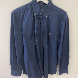 Marinblå Gant skjorta storlek M! Använd fåtal gånger! 