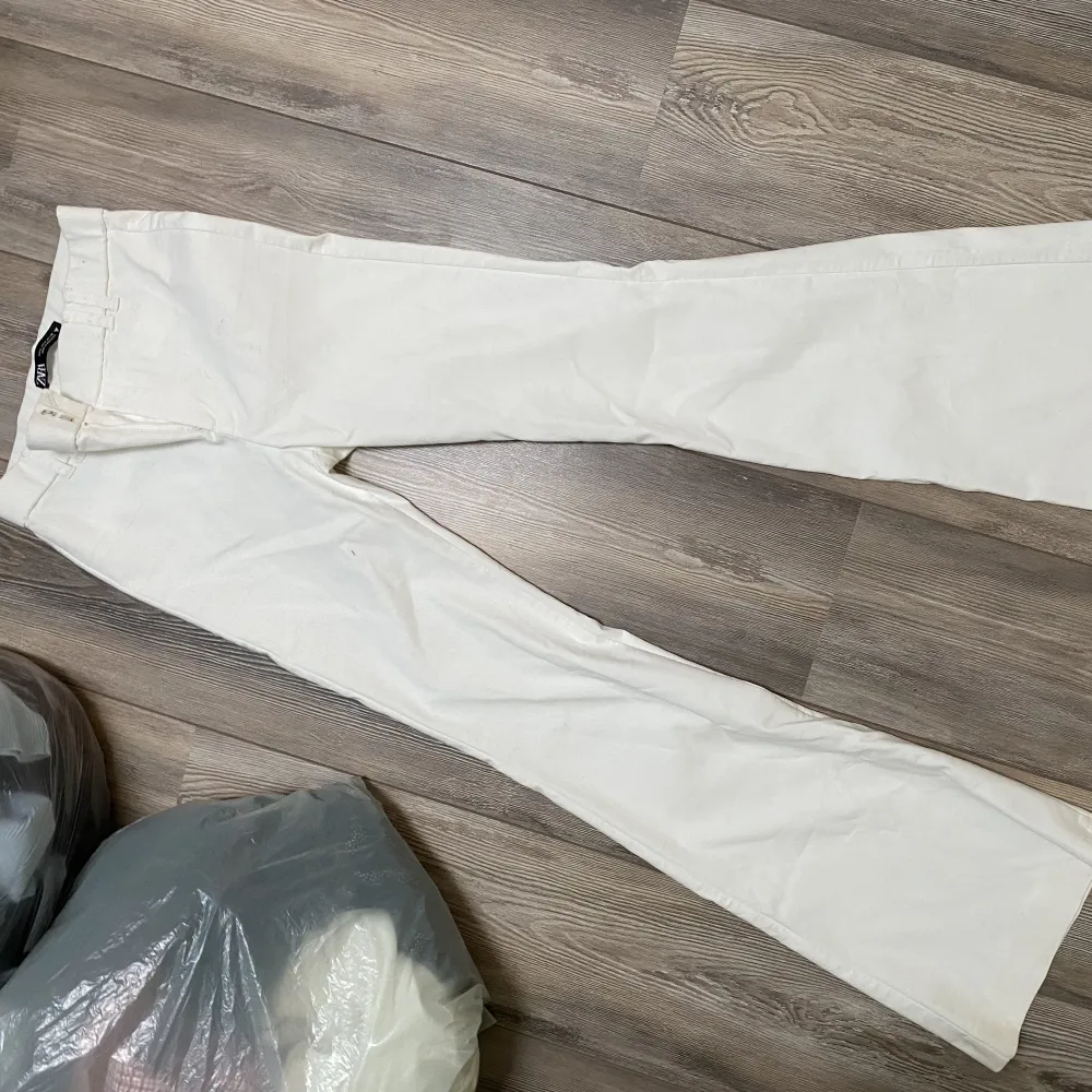 Vita byxor från Zara, perfekt till fest! Använda 2 gånger, men knapparna har av någon konstig anledning rostat lite (se bild 3) men det är inget som syns när man har på sig byxorna❤️. Jeans & Byxor.