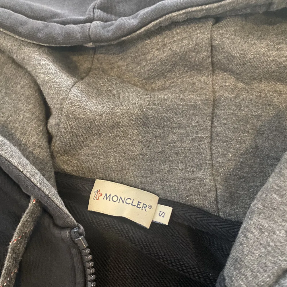 Moncler zip hoodie Cond: 8/10 Strl: s. Hoodies.