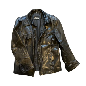 Skinnjacka - Så snygg skinnjacka i gott skick🔥🔥 Den är i herrmodell och har därav lite bredare axlar men jag själv har använt den och tycker det ser bra ut! Lappen är bortklippt men skulle säga att den är i strlk M. Skriv privat vid intresse och frågor!☺️