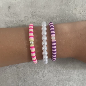 Pärlarmband  - Tre fina pärlarmband ett kostar 25kr men om man tar alla kostar de 70kr kontakta oss om ni är intresserade,!!💗💗