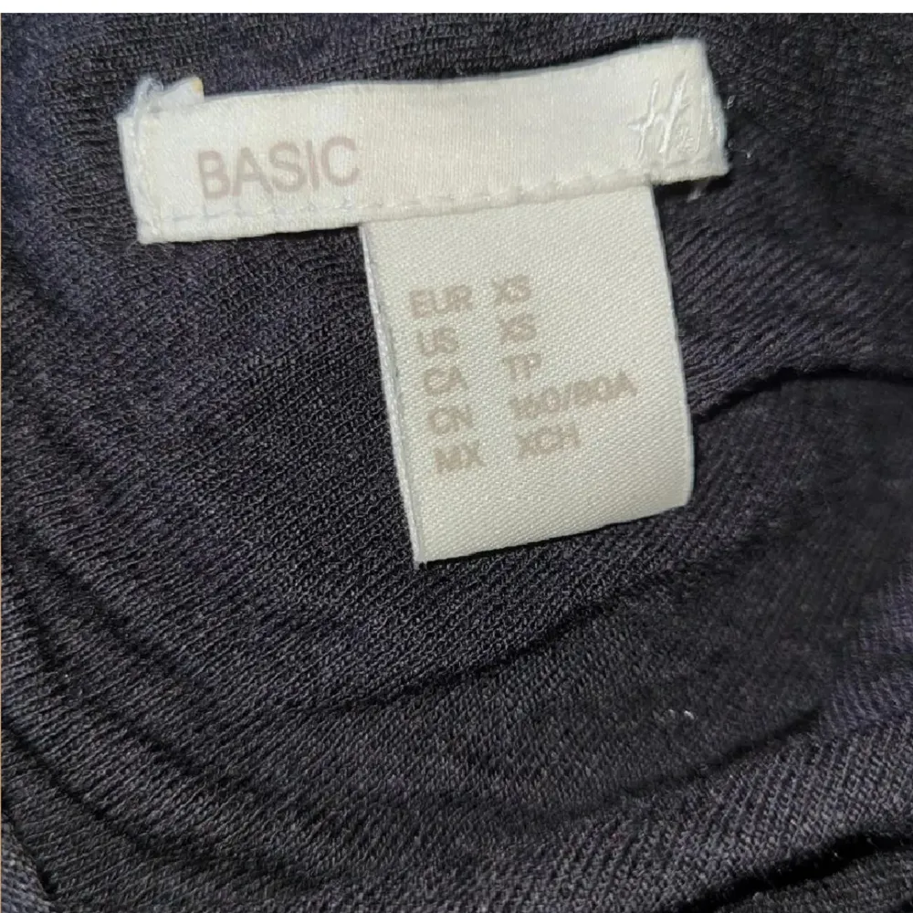 Jumpsuit från H&M i storlek XS. Ryggen är delvis öppen. Kan fraktas men köparen står för frakten💕. Klänningar.