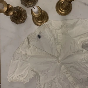 Vit Midiklänning - Jättesöt klänning som inte passar 🤍 Flowy klänning från H&M Storlek 36 men passar även 38