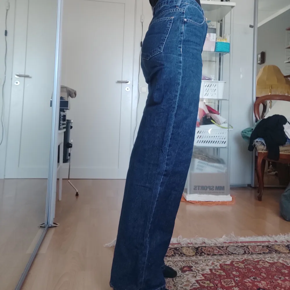 Snygga högmidjade jeans med mellanmörk wash, från NAKD om jag minns rätt. Supersköna! Fler bilder finns. Pris kan diskuteras vid snabb affär<3. Jeans & Byxor.