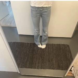 Superfina lågmidjade jeans ifrån Tommy hilfiger som tyvärr inte kommer till användning:( Jag är 165, midjemåttet är 78 cm💞