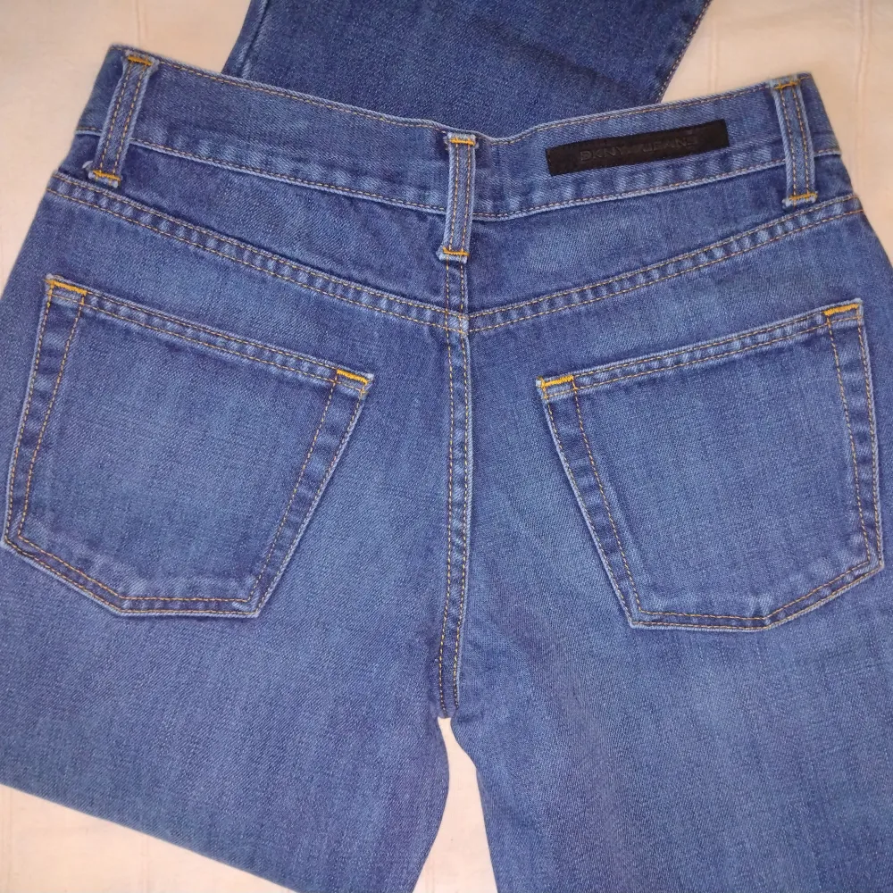 Donna Karan New York. Blå jeans i en svinsnygg modell. Lite boot cut och relativt låga i midjan. 100% bomull. Fint skick. Storlek 28. . Jeans & Byxor.