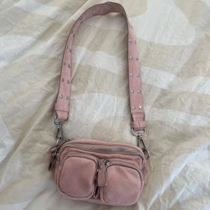 Rosa väska - Säljer den här rosa väskan från gina💘 kedjan medföljer (se bild 3)! Den är mindre än den vanliga modellen! I bra skick