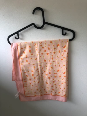 Linne/ sjal - En sjal som både går att användas som sjal eller ett fint linne man knyter runt kroppen. Ursprungligen från glitter. Pris 20 kr + frakt eller mötas upp i Stockholms området 