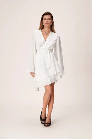 Alexandria Dress - Adoore dress Nypris: 1395kr  Mitt pris: 400kr Helt ny aldrig använd!! Kan gå ner i pris vid snabbare affär  Alexandria mini dress in white. The dress has an overlapping V-neck decolletage, belled sleeves, waist tie bands and an asymmetric skirt. 