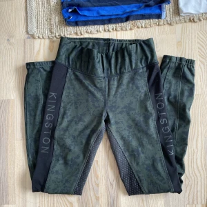 Ridbyxor - Fina Kingston ridbyxor i camoufleringsfärg. Inga skador. Finns att hämta i Malmö men kan också fraktas.