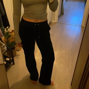 Juicy byxor  - Säljer mina svarta juicy byxor som inte kommer till användning längre, lite noppriga på insidan mudden därav priset 🖤350kr+frakt!!! de är även uppsydda för att passa mig som är 156,5 ⚡️⚡️⚡️