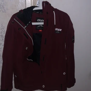 Dope Skidjacka  - Använd få gånger. Jättebra skick, dragkedja  funkar som den ska! 