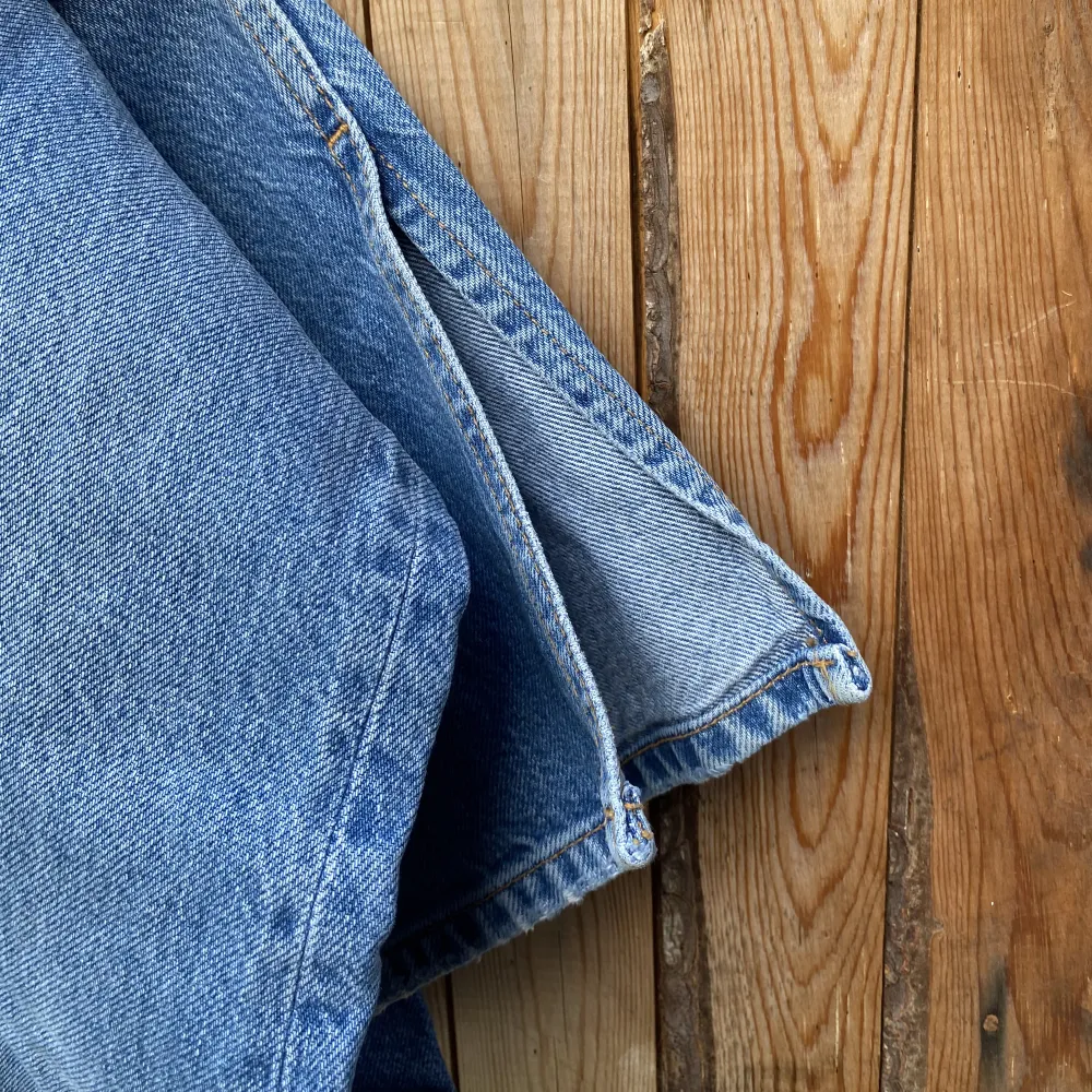 Fina jeans från Gina Tricot med slita på utsidan om foten🧵💙. Jeans & Byxor.