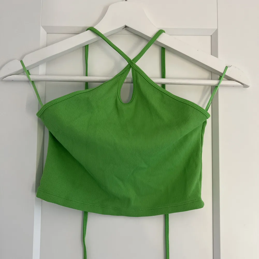 Neongrönt linne från Zara med knytning i nacken. Linnet är i väldigt bra skick:) Vid frågor är det bara att höra av sig!💕. Toppar.