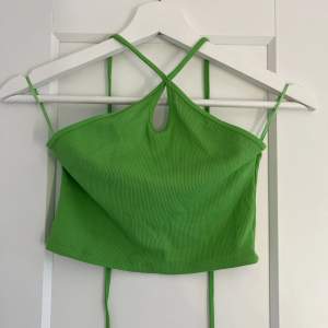 Neongrönt linne från Zara med knytning i nacken. Linnet är i väldigt bra skick:) Vid frågor är det bara att höra av sig!💕