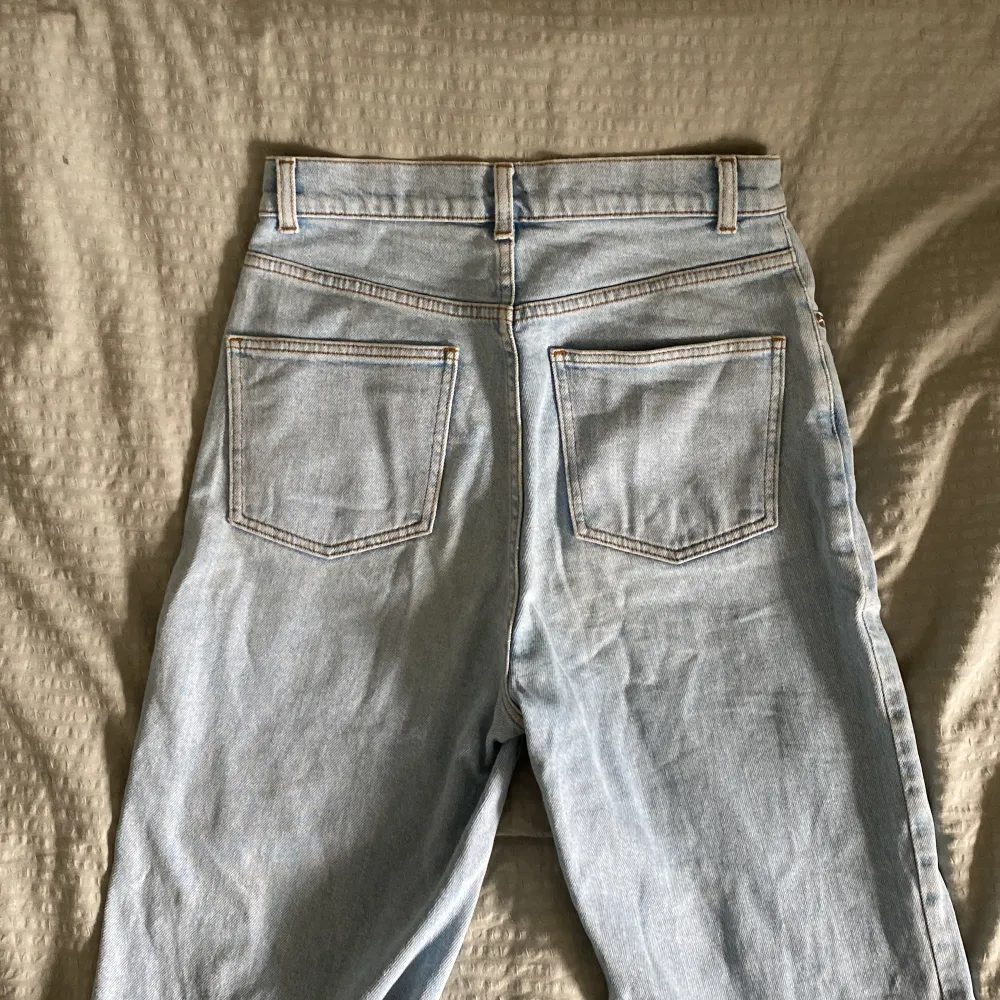 Ljusblå nakd jeans som är högmidjade. Perfekta för sommaren och sparsamt använda. Fransade nertill. . Jeans & Byxor.