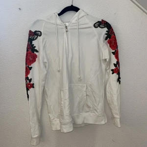 Miss Kiss Only zip up hoodie  - Super cool Miss Kiss zip up hoodie! Står att det är XL men sitter mer som S/M. Har bara använt den ett par gånger 