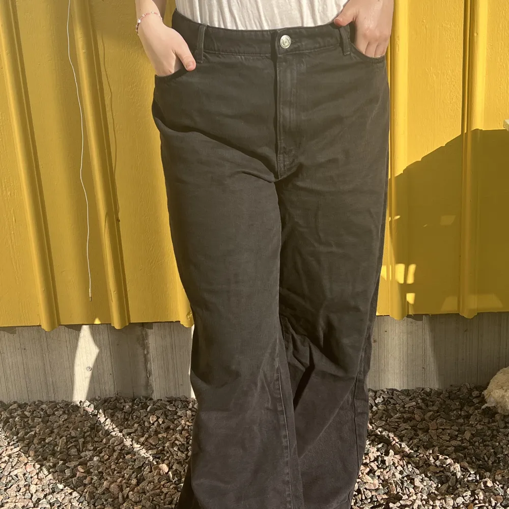 Vida Lindex Jackie high waist jeans i storlek 48. Orginalpris 600kr. De är inte sönder någonstans men har fått en mer urtvättad svart färg💕husfasaden reflekterar de lite mer gula, de är inte gula/gröna i verklighet!. Jeans & Byxor.