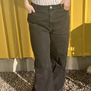 Vida Lindex Jackie high waist jeans i storlek 48. Orginalpris 600kr. De är inte sönder någonstans men har fått en mer urtvättad svart färg💕husfasaden reflekterar de lite mer gula, de är inte gula/gröna i verklighet!
