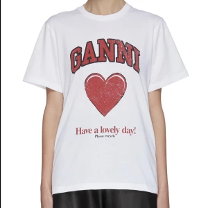 Ganni t shirt hjärta - Gammal model på superfin trendig Ganni t shirt❤️🫶