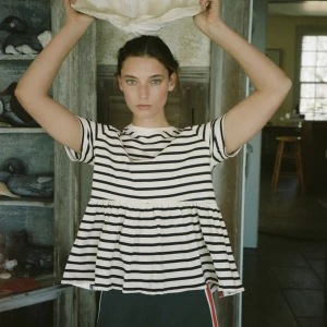 Randig Topp med volang - Söt randig zara topp med volanger ner till , inte använt så många gånger men super skön och i bra skick 