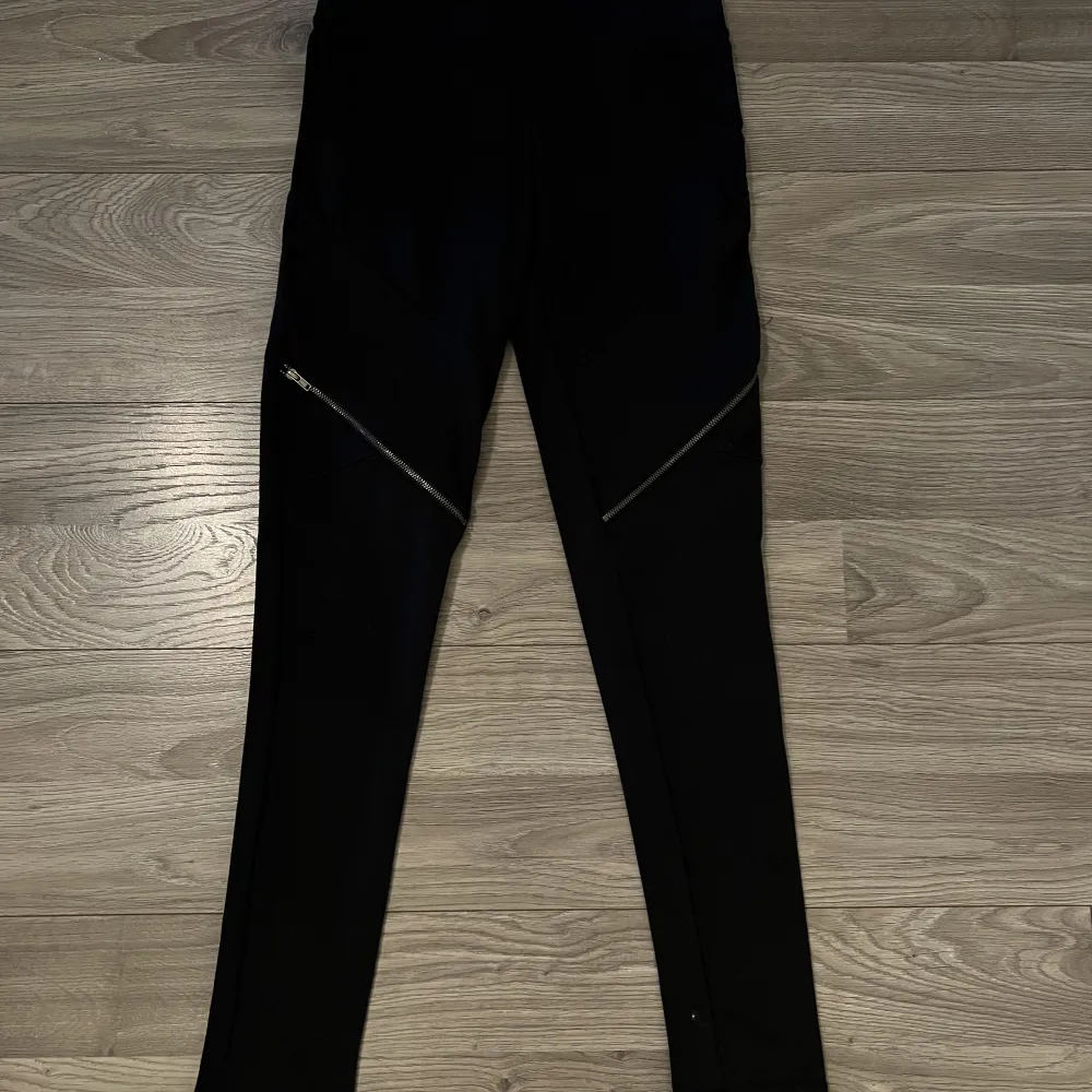 Svarta leggings från BikBok i strl S. Dragkedjor på benen (syns på sista bilden). Använda en gång. . Jeans & Byxor.