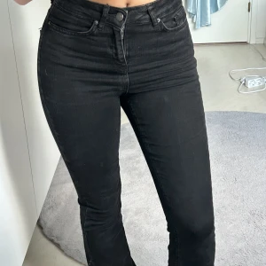 Jeans - Superfina vanliga svarta bootcut jeans 🦋