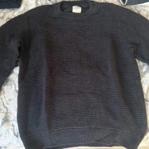 Svart simpel sweatshirt från H&M. Bra skick, lite oversized. Storlek M.