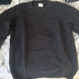 Sweatshirt - Svart simpel sweatshirt från H&M. Bra skick, lite oversized. Storlek M.